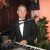 One man band (vocalist+keyboardist)ofer muzica live cu echipament tehnic si repertoriu de calitate