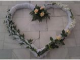 Decoratiuni nunti:inimioara tul si flori - Deco #7