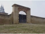 „Poarta Spanzuratilor“, privita din afara Manastirii Frumoasa - Manastirea Frumoasa #6